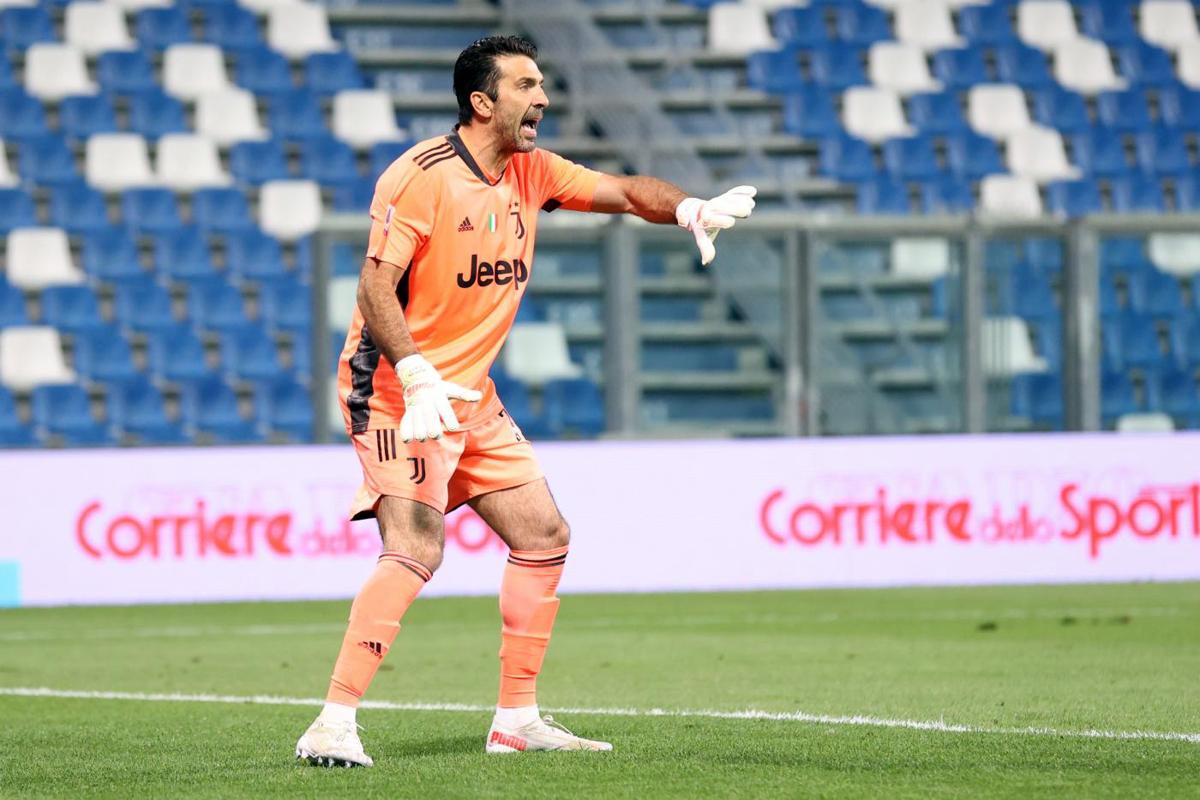 GIGI BUFFON – Ultima stagione tra i pali della Juventus per il 43enne, che anche col Sassuolo ha sfoderato una superparata sul rigore di Berardi. Leggenda. GIGI BUFFON – Ultima stagione tra i pali della Juventus per il 43enne, che anche col Sassuolo ha sfoderato una superparata sul rigore di Berardi. Leggenda.