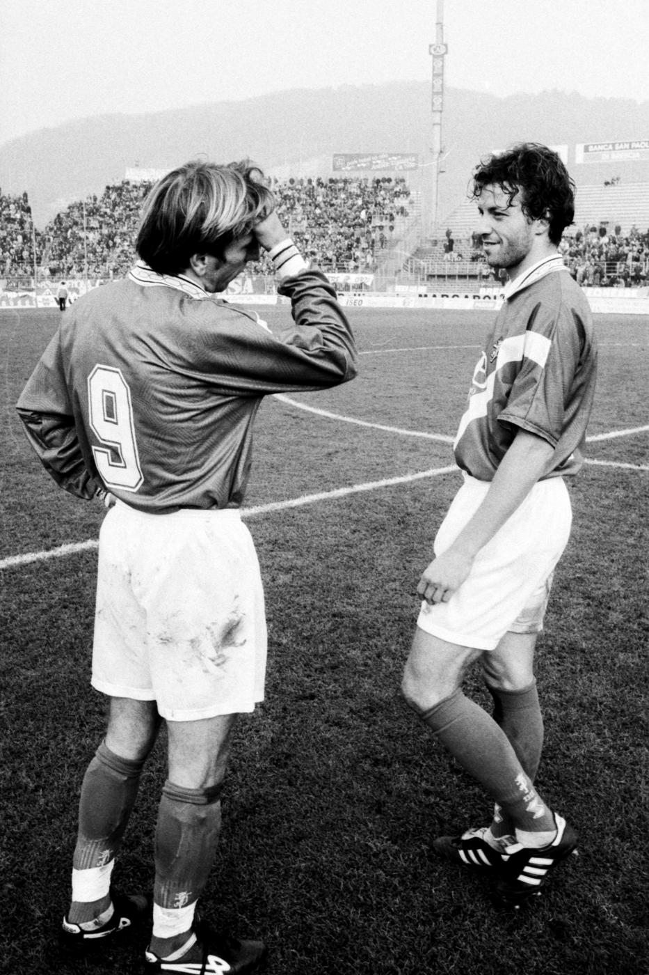 JORGE CADETE – Attaccante portoghese che ha giocato nel Brescia di Lucescu, ha perso tutto a causa di una serie di investimenti sbagliati fatti quando era in Scozia, dove ha militato nel Celtic. E’ finito col vivere grazie al sussidio di disoccupazione. JORGE CADETE – Attaccante portoghese che ha giocato nel Brescia di Lucescu, ha perso tutto a causa di una serie di investimenti sbagliati fatti quando era in Scozia, dove ha militato nel Celtic. E’ finito col vivere grazie al sussidio di disoccupazione.