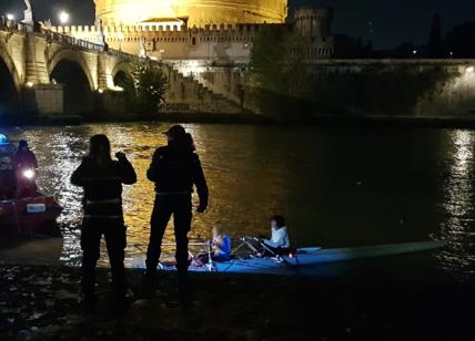 In canoa di sera sul Tevere: due donne incagliate in acqua, salvate dai vigili