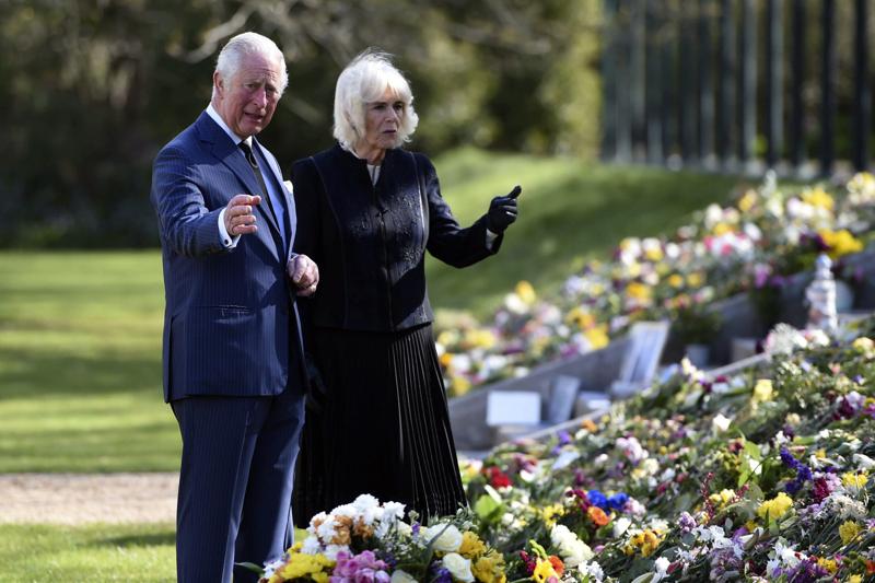 Il Principe Carlo e Camilla osservano i numerosi omaggi floreali alla memoria del Principe Filippo Il Principe Carlo e Camilla osservano i numerosi omaggi floreali alla memoria del Principe Filippo