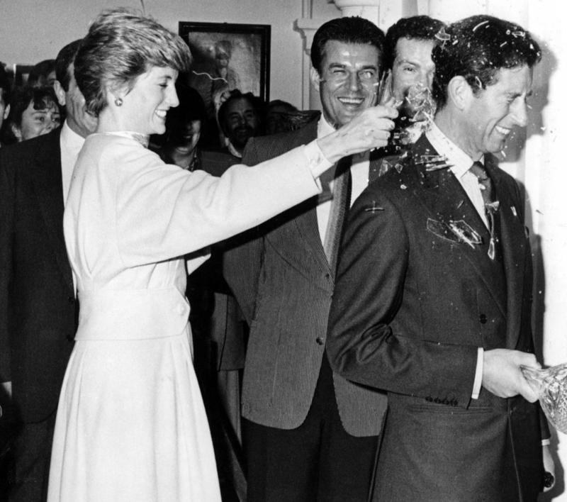 Una curiosa immagine di Diana e Carlo: visto quello che si sarebbe scoperto anni dopo, lo scatto spiritoso è in fondo anche una sorta di anticipazione! Una curiosa immagine di Diana e Carlo: visto quello che si sarebbe scoperto anni dopo, lo scatto spiritoso è in fondo anche una sorta di anticipazione!
