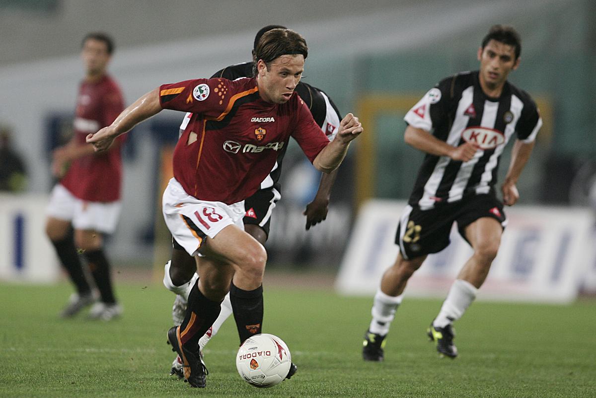 ATTACCANTE – ANTONIO CASSANO Dopo gli esordi col Bari, dal 2001 al 2006 milita nella Roma, dove accanto a Totti matura fino a meritarsi un posto nel leggendario Real Madrid. Nella stagione 2012/13 veste la maglia dell’Inter, squadra per la quale tifava da bambino. ATTACCANTE – ANTONIO CASSANO Dopo gli esordi col Bari, dal 2001 al 2006 milita nella Roma, dove accanto a Totti matura fino a meritarsi un posto nel leggendario Real Madrid. Nella stagione 2012/13 veste la maglia dell’Inter, squadra per la quale tifava da bambino.