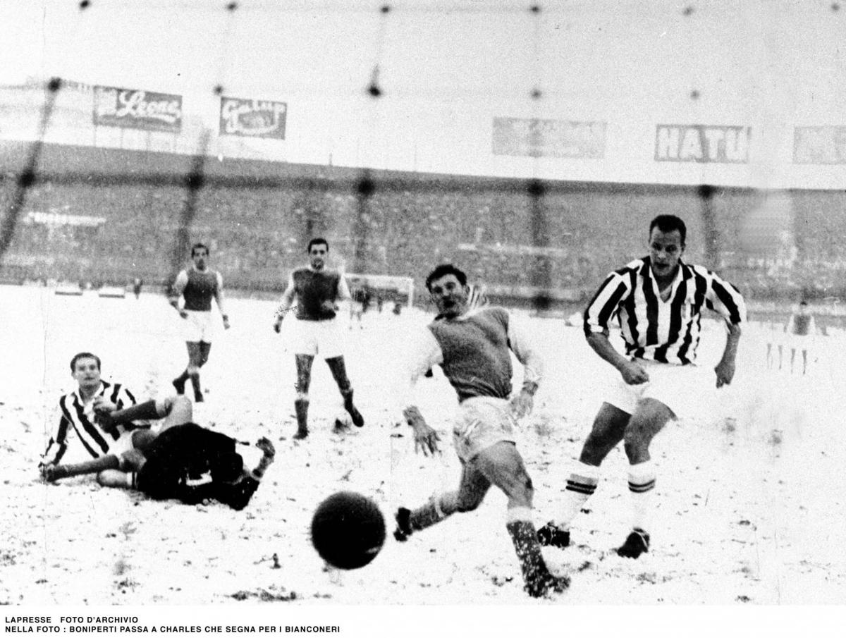 JOHN CHARLES – Finiti gli anni d’oro della Juve, dove faceva coppia in attacco con Omar Sivori, ha investito tutti i suoi guadagni in un pub, ma è finito sul lastrico. JOHN CHARLES – Finiti gli anni d’oro della Juve, dove faceva coppia in attacco con Omar Sivori, ha investito tutti i suoi guadagni in un pub, ma è finito sul lastrico.