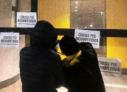 Milano, ingressi bloccati per protesta: blitz notturno all'Ufficio scolastico