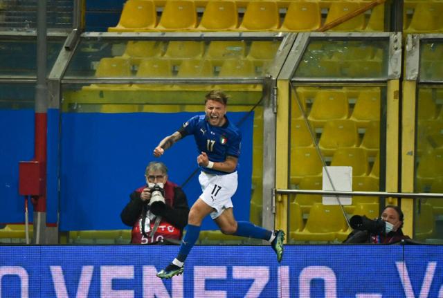 Ciro Immobile esulta per un gol in maglia azzurra. Agli Europei ci saranno i tifosi sugli spalti Ciro Immobile esulta per un gol in maglia azzurra. Agli Europei ci saranno i tifosi sugli spalti