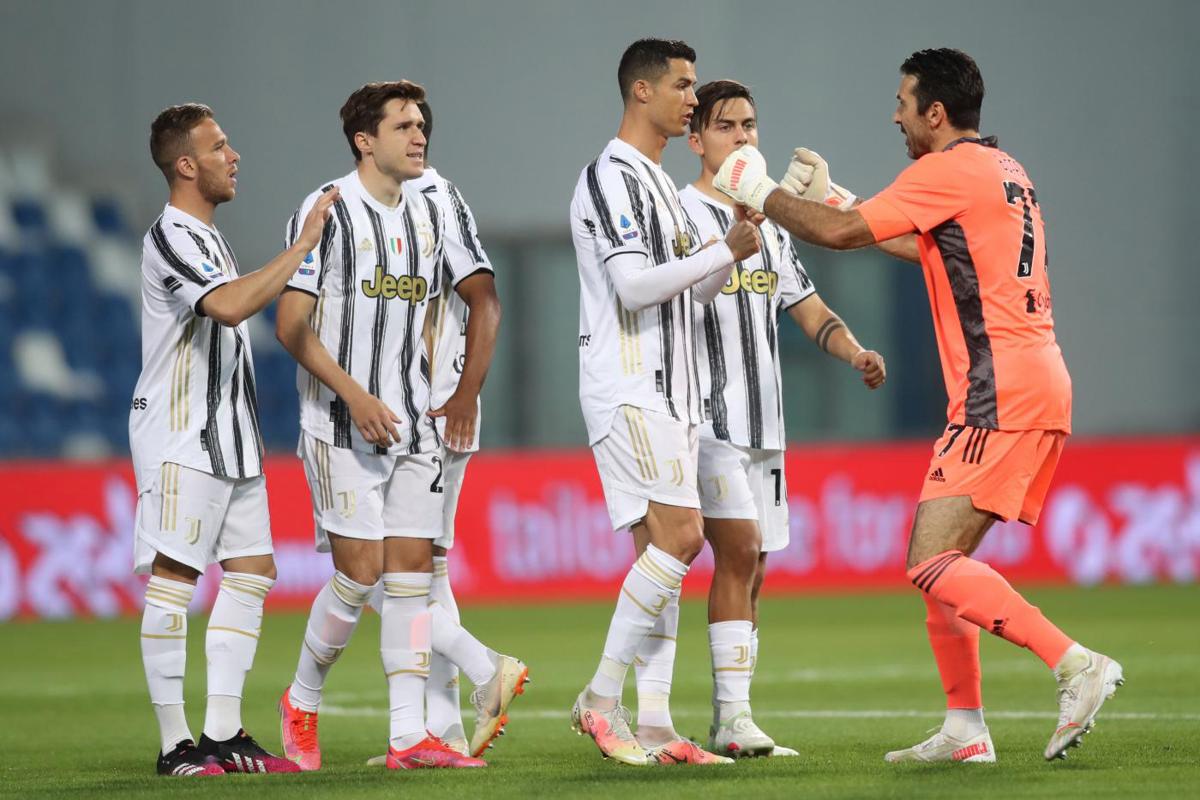 CR7 e Buffon: due dei "terribili vecchietti" più in gamba del campionato italiano (Lapresse) CR7 e Buffon: due dei "terribili vecchietti" più in gamba del campionato italiano (Lapresse)