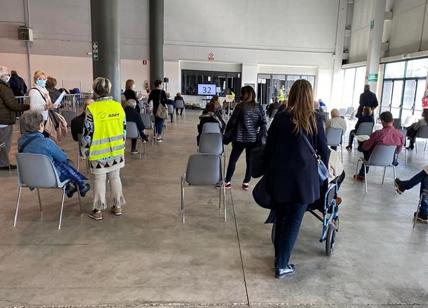 Caos vaccini a Cremona, Pd e M5S attaccano: "Lombardia chieda aiuto a Roma"