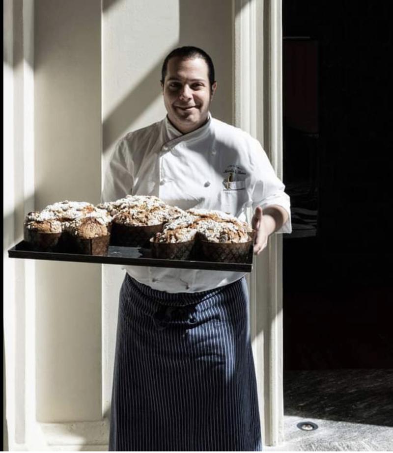 MANDARIN ORIENTAL HOTEL – Lo stellato dello Chef Antonio Guida di Milano propone una versione della colomba pasquale firmata da Nicola Di Lena, il miglior guida pastry chef migliore d’Italia secondo la guida del Gambero Rosso 2020. La Colomba è acquistabile direttamente in hotel nella settimana fra l’1 e l’8 Aprile. La preparazione del dolce è un dichiarato omaggio ad uno dei più apprezzati dessert della tradizione con una lievitazione naturale con lavorazione di 48 ore che lo rende soffice e leggero, mentre la scelta d’ingredienti di alta qualità come scorza di arancia fresca, canditi selezionati uno ad uno e polpa di vaniglia purissima conferiscono un irresistibile profumo. Il dolce può essere ordinata telefonando al numero 02 87318898 oppure inviando una email a mandarinbarmilano@mohg.com MANDARIN ORIENTAL HOTEL – Lo stellato dello Chef Antonio Guida di Milano propone una versione della colomba pasquale firmata da Nicola Di Lena, il miglior guida pastry chef migliore d’Italia secondo la guida del Gambero Rosso 2020. La Colomba è acquistabile direttamente in hotel nella settimana fra l’1 e l’8 Aprile. La preparazione del dolce è un dichiarato omaggio ad uno dei più apprezzati dessert della tradizione con una lievitazione naturale con lavorazione di 48 ore che lo rende soffice e leggero, mentre la scelta d’ingredienti di alta qualità come scorza di arancia fresca, canditi selezionati uno ad uno e polpa di vaniglia purissima conferiscono un irresistibile profumo. Il dolce può essere ordinata telefonando al numero 02 87318898 oppure inviando una email a mandarinbarmilano@mohg.com