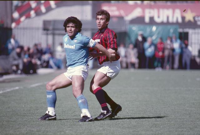 Diego Armando Maradona ai tempi del Napoli, marcato dal centrocampista del Milan Andrea Icardi, solo omonimo dell'attaccante argentino del PSG, nonché ex Inter (Lapresse)