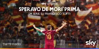 Pietro Castellitto con l'iconica maglia numero 10 di Totti, impreziosita dalla fascia di Capitano (foto Sky) Pietro Castellitto con l'iconica maglia numero 10 di Totti, impreziosita dalla fascia di Capitano (foto Sky)