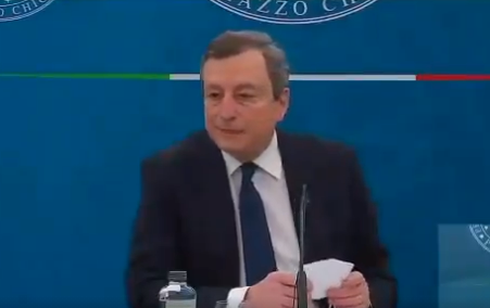 Draghi "strattona" Locatelli: "T'avevo detto che dovevi intervenire...". VIDEO