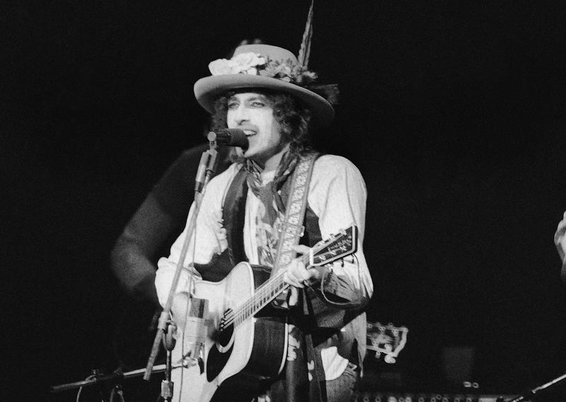 BOB DYLAN – Il 29 giugno 1984 il menestrello del rock sale sul palco di San Siro, anticipato da Carlos Santana. Da quella tournèe deriva l'album dal vivo “Real Live” BOB DYLAN – Il 29 giugno 1984 il menestrello del rock sale sul palco di San Siro, anticipato da Carlos Santana. Da quella tournèe deriva l'album dal vivo “Real Live”