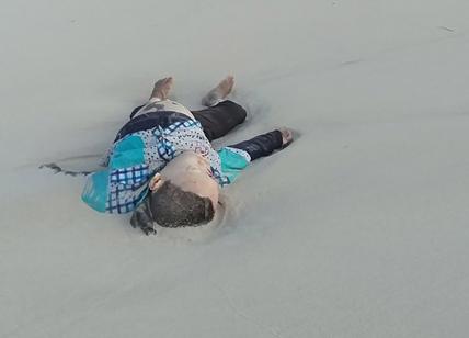 Libia, immagini terribili dalle spiagge. Trovati corpi di bambini morti. Foto