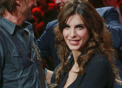 Elisabetta Canalis sul divano: bikini e stivali: da sogno. Federica Pellegrini...