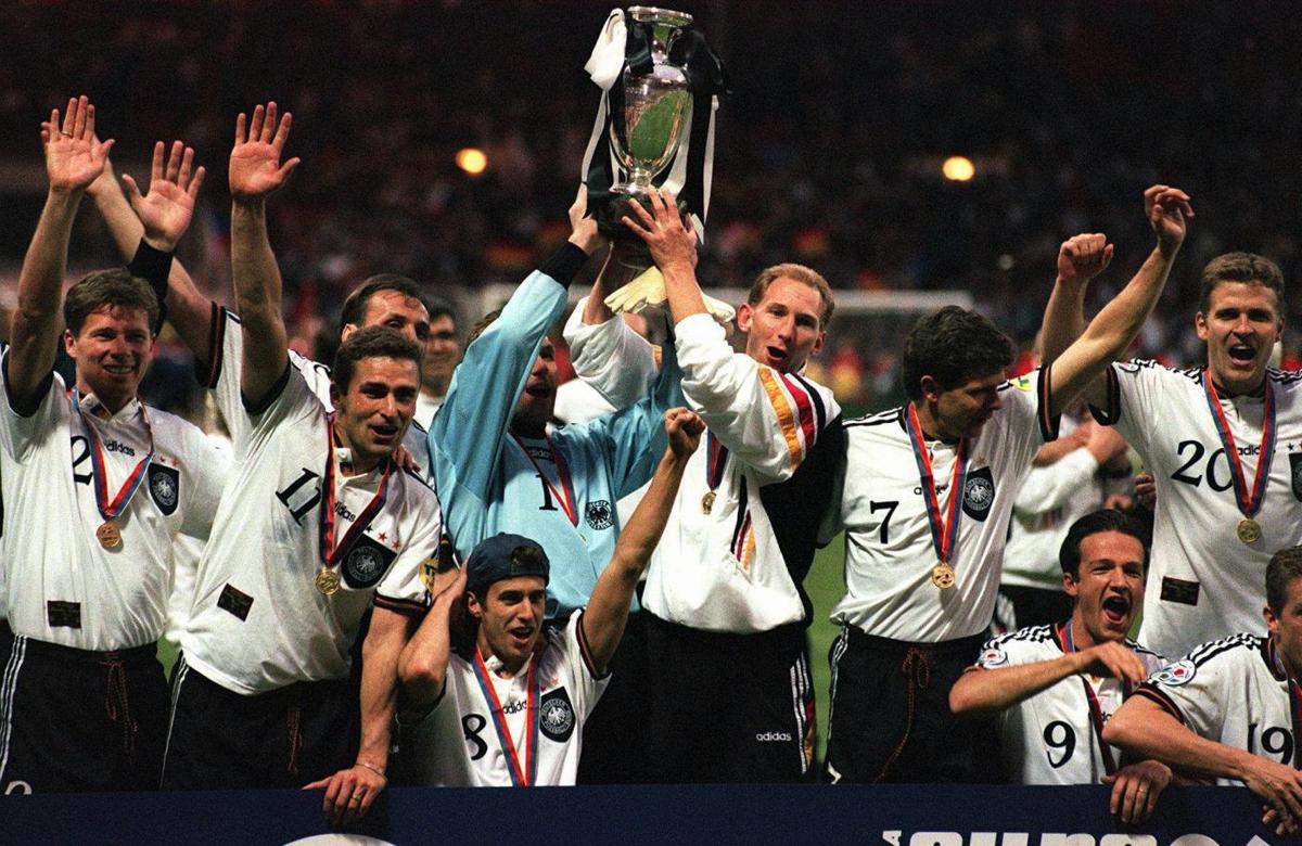 GOL D'ORO – Nella finale di Euro '96, Oliver Bierhoff segnò il primo golden goal in una sfida tra nazionali maggiori, regalando il successo alla Germania contro la Repubblica Ceca. In assoluto, il primo della storia fu però un italiano: Pierluigi Orlandini, a segno nella finale dell'Europeo Under 21 del 1994, contro il Portogallo. GOL D'ORO – Nella finale di Euro '96, Oliver Bierhoff segnò il primo golden goal in una sfida tra nazionali maggiori, regalando il successo alla Germania contro la Repubblica Ceca. In assoluto, il primo della storia fu però un italiano: Pierluigi Orlandini, a segno nella finale dell'Europeo Under 21 del 1994, contro il Portogallo.