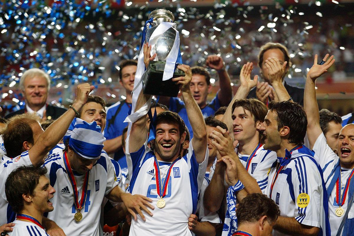 LA BEFFA DEL REPLAY – Con la vittoria del 2016, il Portogallo ha riscattato la beffa del 2004, quando da padrone di casa perse la finale contro la Grecia, che nessuno avrebbe accreditato come possibile vincitrice. Curiosamente, quella finale fu anche l'unico caso nel quale si rividero in campo le stesse squadre protagoniste della gara inaugurale! E già allora Cristiano Ronaldo era in campo. LA BEFFA DEL REPLAY – Con la vittoria del 2016, il Portogallo ha riscattato la beffa del 2004, quando da padrone di casa perse la finale contro la Grecia, che nessuno avrebbe accreditato come possibile vincitrice. Curiosamente, quella finale fu anche l'unico caso nel quale si rividero in campo le stesse squadre protagoniste della gara inaugurale! E già allora Cristiano Ronaldo era in campo.