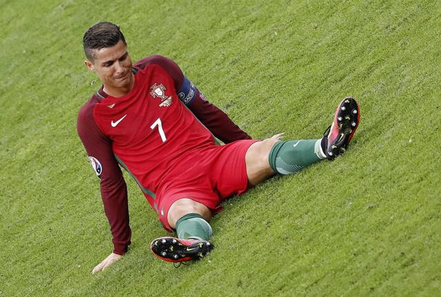 CAMPIONI SENZA IL CAMPIONE – La squadra detentrice del titolo europeo è il Portogallo, che nel 2016 sconfisse in finale la Francia, padrona di casa, nonostante il precoce infortunio di Cristiano Ronaldo, che allora come oggi era la stella della squadra. Grazie al gol di Eder i lusitani conquistarono il loro primo successo nella manifestazione. CAMPIONI SENZA IL CAMPIONE – La squadra detentrice del titolo europeo è il Portogallo, che nel 2016 sconfisse in finale la Francia, padrona di casa, nonostante il precoce infortunio di Cristiano Ronaldo, che allora come oggi era la stella della squadra. Grazie al gol di Eder i lusitani conquistarono il loro primo successo nella manifestazione.