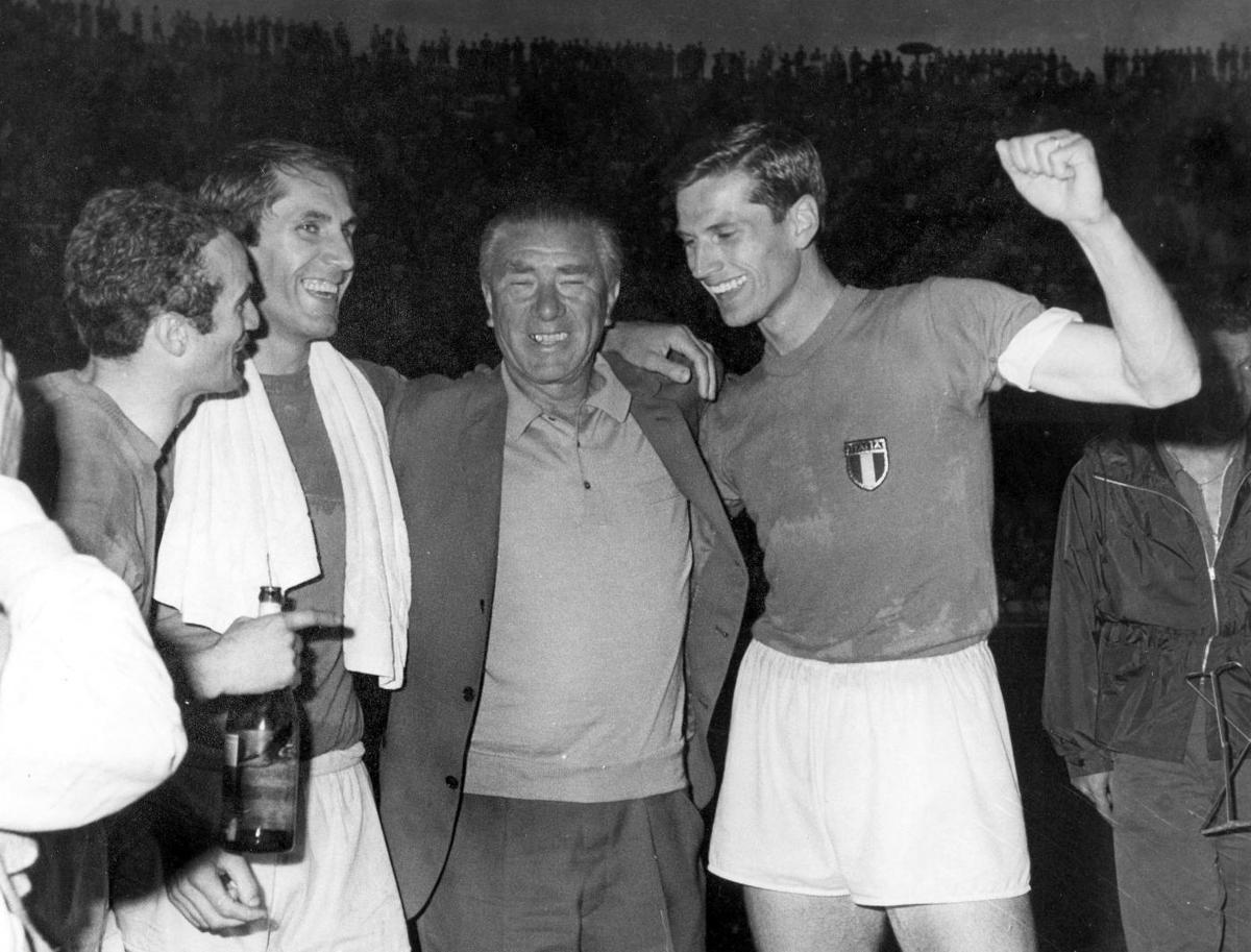 GLI AZZURRI E LA DEA BENDATA - L'Italia non ha una tradizione particolarmente fortunata negli Europei. Al momento in bacheca gli Azzurri vantano un solo successo: quello del 1968, piuttosto sudato. In semifinale ci fu bisogno della monetina per superare l'URSS, dopo lo 0-0 dei tempi regolamentari: è stato il primo e ultimo caso di partita decisa in questo modo. Anche la finale, contro la Jugoslavia, terminò in pareggio: 1-1. Per il regolamento allora in vigore, fu necessario rigiocare la partita, che gli Azzurri 2-0. E anche questa è l'unica finale della storia giocata due volte. GLI AZZURRI E LA DEA BENDATA - L'Italia non ha una tradizione particolarmente fortunata negli Europei. Al momento in bacheca gli Azzurri vantano un solo successo: quello del 1968, piuttosto sudato. In semifinale ci fu bisogno della monetina per superare l'URSS, dopo lo 0-0 dei tempi regolamentari: è stato il primo e ultimo caso di partita decisa in questo modo. Anche la finale, contro la Jugoslavia, terminò in pareggio: 1-1. Per il regolamento allora in vigore, fu necessario rigiocare la partita, che gli Azzurri 2-0. E anche questa è l'unica finale della storia giocata due volte.