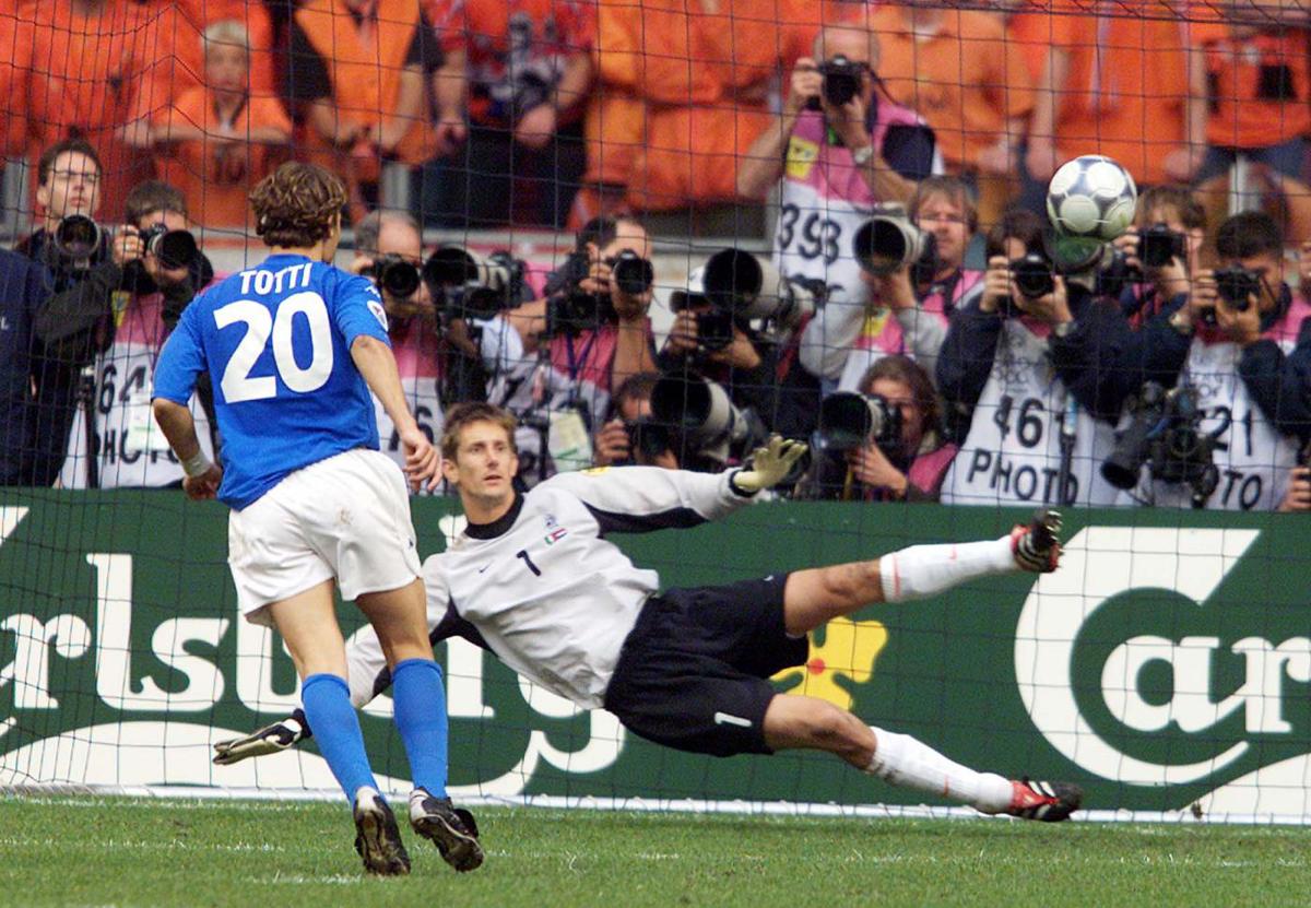L'INVENZIONE DEL CUCCHIAIO – E' impossibile dimenticare le emozioni della semifinale di Euro 2000, vinta dagli Azzurri contro i padroni di casa olandesi ai calci di rigore. In quella partita Totti si esibì in uno storico “cucchiaio”. Non tutti sanno che quel modo di calciare i penalty fu inventato proprio durante la finale di un Europeo: quello del '76 tra Germania Ovest e la Cecoslovacchia, ad opera del ceco Panenka. Non a caso, all'estero molti definiscono proprio “Panenka” questo modo di calciare dal dischetto. L'INVENZIONE DEL CUCCHIAIO – E' impossibile dimenticare le emozioni della semifinale di Euro 2000, vinta dagli Azzurri contro i padroni di casa olandesi ai calci di rigore. In quella partita Totti si esibì in uno storico “cucchiaio”. Non tutti sanno che quel modo di calciare i penalty fu inventato proprio durante la finale di un Europeo: quello del '76 tra Germania Ovest e la Cecoslovacchia, ad opera del ceco Panenka. Non a caso, all'estero molti definiscono proprio “Panenka” questo modo di calciare dal dischetto.