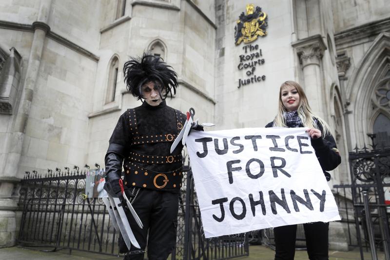 Due fan di Johnny Depp all'esterno dei tribunale dove il loro idolo affrontava le accuse di Amber Heard. Uno è vestito come il protagonista di "Edward mani di forbice"