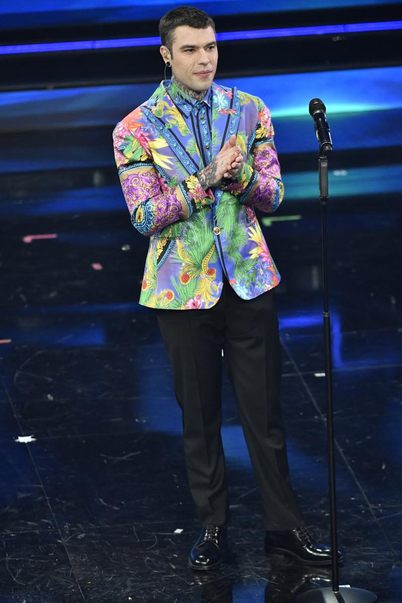 Fedez, pseudonimo di Federico Leonardo Lucia, con LOL debutta come conduttore, dopo aver ottenuto successo come rapper e giudice di "X Factor". Con la moglie Chiara Ferragni forma la coppia più glam dello spettacolo italiano: i "Ferragnez" Fedez, pseudonimo di Federico Leonardo Lucia, con LOL debutta come conduttore, dopo aver ottenuto successo come rapper e giudice di "X Factor". Con la moglie Chiara Ferragni forma la coppia più glam dello spettacolo italiano: i "Ferragnez"