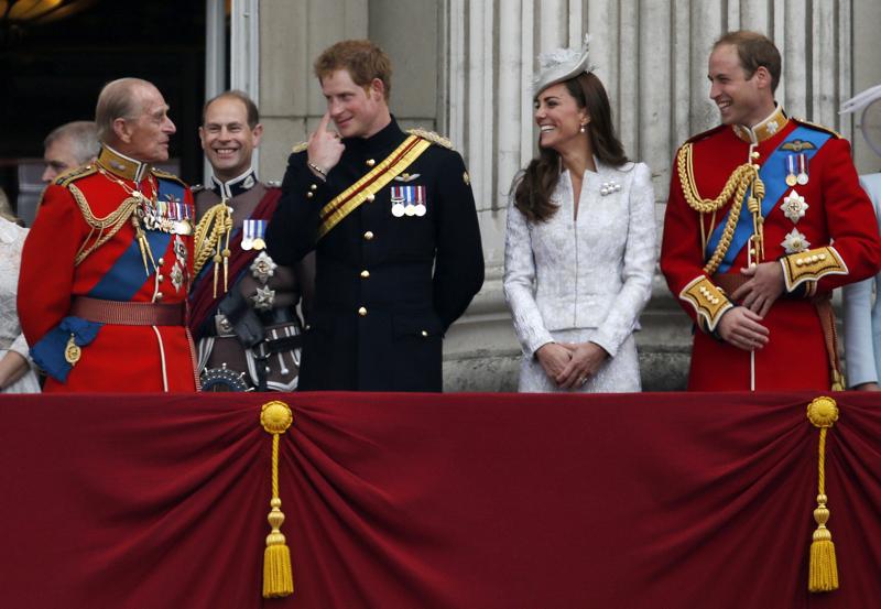 Il Principe Filippo con Harry, William e Kate, quando ancora i rapporti in famiglia erano cordiali Il Principe Filippo con Harry, William e Kate, quando ancora i rapporti in famiglia erano cordiali