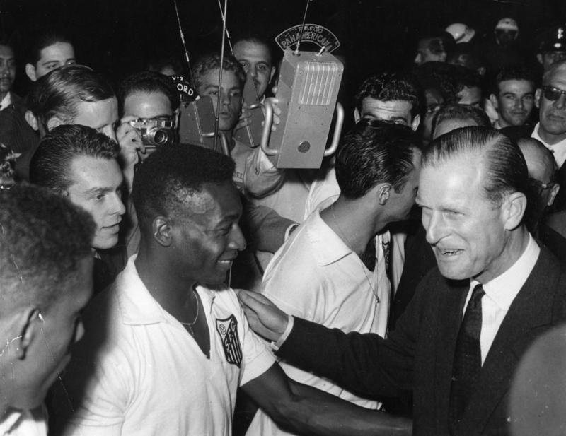 Il Principe Filippo con il mitico calciatore brasiliano Pelè: nostalgia degli anni '60 Il Principe Filippo con il mitico calciatore brasiliano Pelè: nostalgia degli anni '60