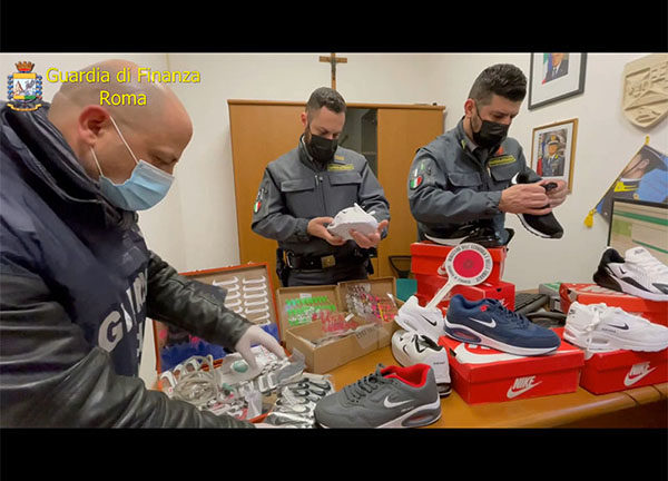 foto scarpe polizia roma