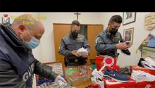 Nike, Adidas, Versace e Prada: scoperti 6 laboratori del falso, 16 denunciati