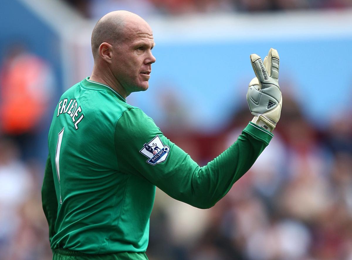 BRAD FRIEDEL – Ex portiere di Liverpool e Tottenham, ha aperto una scuola calcio negli USA, per avvicinare i suoi connazionali al soccer. E’ stato però costretto a chiuderla, per i tanti debiti accumulati. BRAD FRIEDEL – Ex portiere di Liverpool e Tottenham, ha aperto una scuola calcio negli USA, per avvicinare i suoi connazionali al soccer. E’ stato però costretto a chiuderla, per i tanti debiti accumulati.