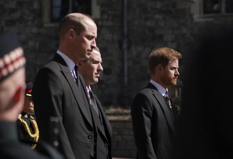 Funerali Filippo: Principe William, Peter Phillips e il Principe Harry (foto Lapresse) Funerali Filippo: Principe William, Peter Phillips e il Principe Harry (foto Lapresse)