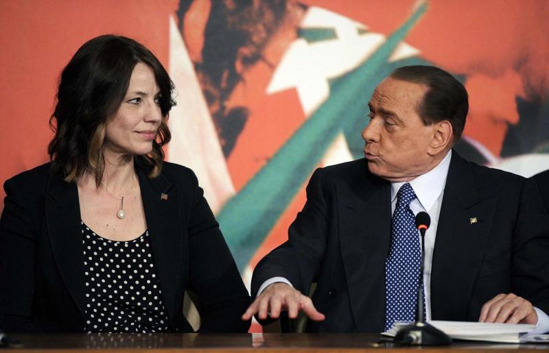 Dal teatro alla tv e poi alla politica: Elisabetta Gardini nel 2004 è stata eletta al Parlamento Europeo con il centrodestra Dal teatro alla tv e poi alla politica: Elisabetta Gardini nel 2004 è stata eletta al Parlamento Europeo con il centrodestra