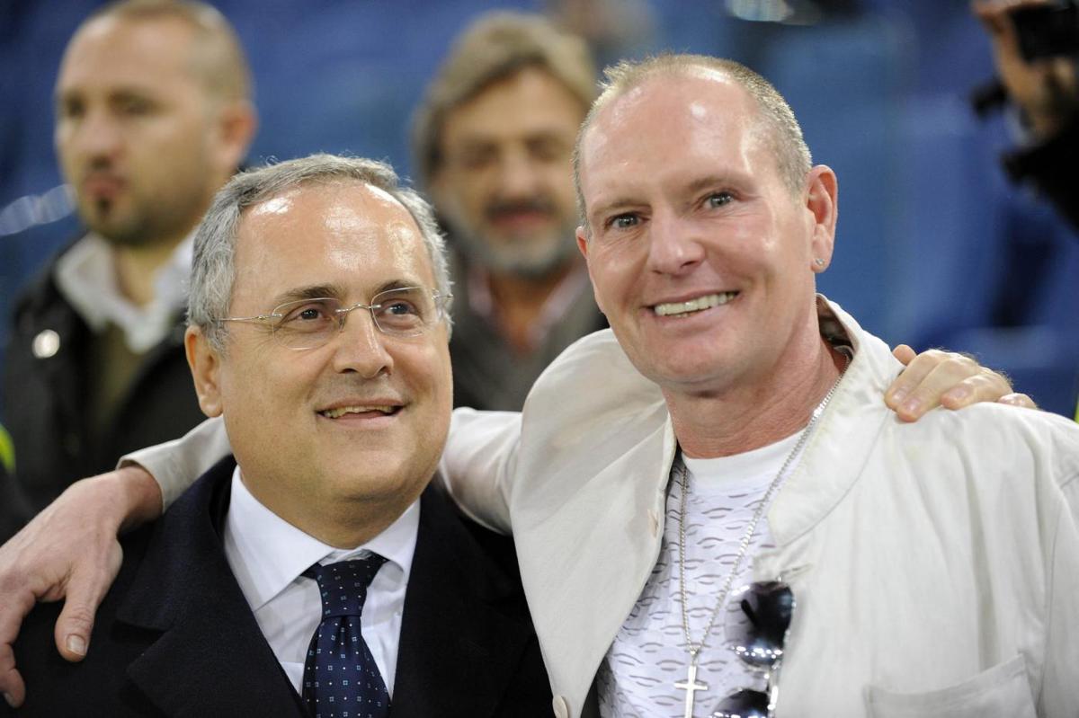 PAUL GASCOIGNE – Le sue notissime vicissitudini lo hanno portato a vivere periodo molto difficili, dai quali è uscito anche grazie all’aiuto di ex compagni e tifosi che se lo sono presi a cuore. E oggi, anche grazie alla tv, se la passa decisamente meglio. PAUL GASCOIGNE – Le sue notissime vicissitudini lo hanno portato a vivere periodo molto difficili, dai quali è uscito anche grazie all’aiuto di ex compagni e tifosi che se lo sono presi a cuore. E oggi, anche grazie alla tv, se la passa decisamente meglio.