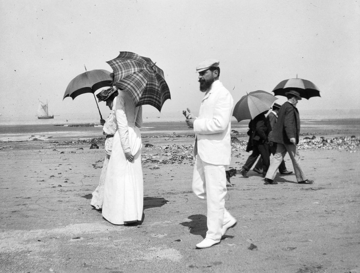 HENRI LARTIGUE   Caroline Roussel una cugina di Jacques Henri Lartigue e il signor Plantevigne Villerville 1906.