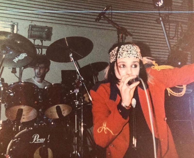 IAN ASTBURY – Il cantante dei The Cult negli d'oro della sua carriera veniva un po' pomposamente definito “l'erede di Jim Morrison” per la sua presenza scenica. Oltre ai Doors, proprio Bowie fu la sua principale ispirazione (foto dal profilo Facebook dei The Cult) IAN ASTBURY – Il cantante dei The Cult negli d'oro della sua carriera veniva un po' pomposamente definito “l'erede di Jim Morrison” per la sua presenza scenica. Oltre ai Doors, proprio Bowie fu la sua principale ispirazione (foto dal profilo Facebook dei The Cult)