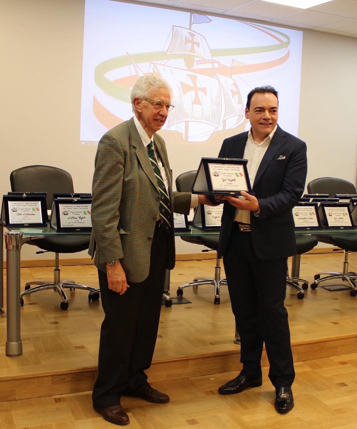 Igor Righetti riceve il Premio letterario nazionale Caravella Tricolore dall'ex sindaco di Roma Giubilo