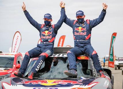 Dakar 2021, Sainz si aggiudica l’ultima tappa. Peterhansel leggendario