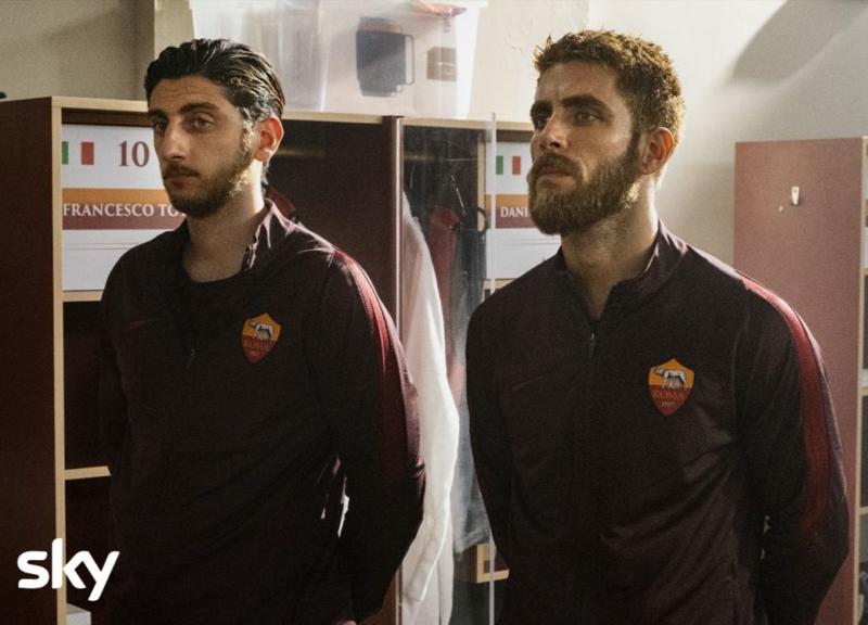 Un'immagine di scena di "Speravo de morì prima", che ripecorre i 27 anni di carriera di Totti, tutti con la maglia della Roma Un'immagine di scena di "Speravo de morì prima", che ripecorre i 27 anni di carriera di Totti, tutti con la maglia della Roma