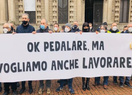 Tassista multato perchè accosta vicino a una ciclabile: protesta a Milano