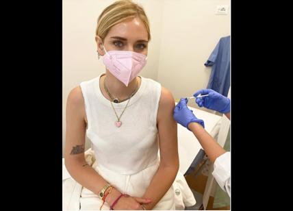 Chiara Ferragni si è vaccinata. Ora sì che diamo la spallata al Covid... VIDEO