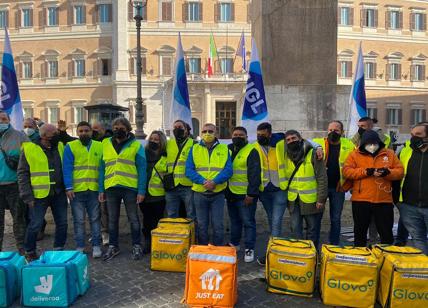 Rider in piazza a Roma chiedono di restare lavoratori autonomi
