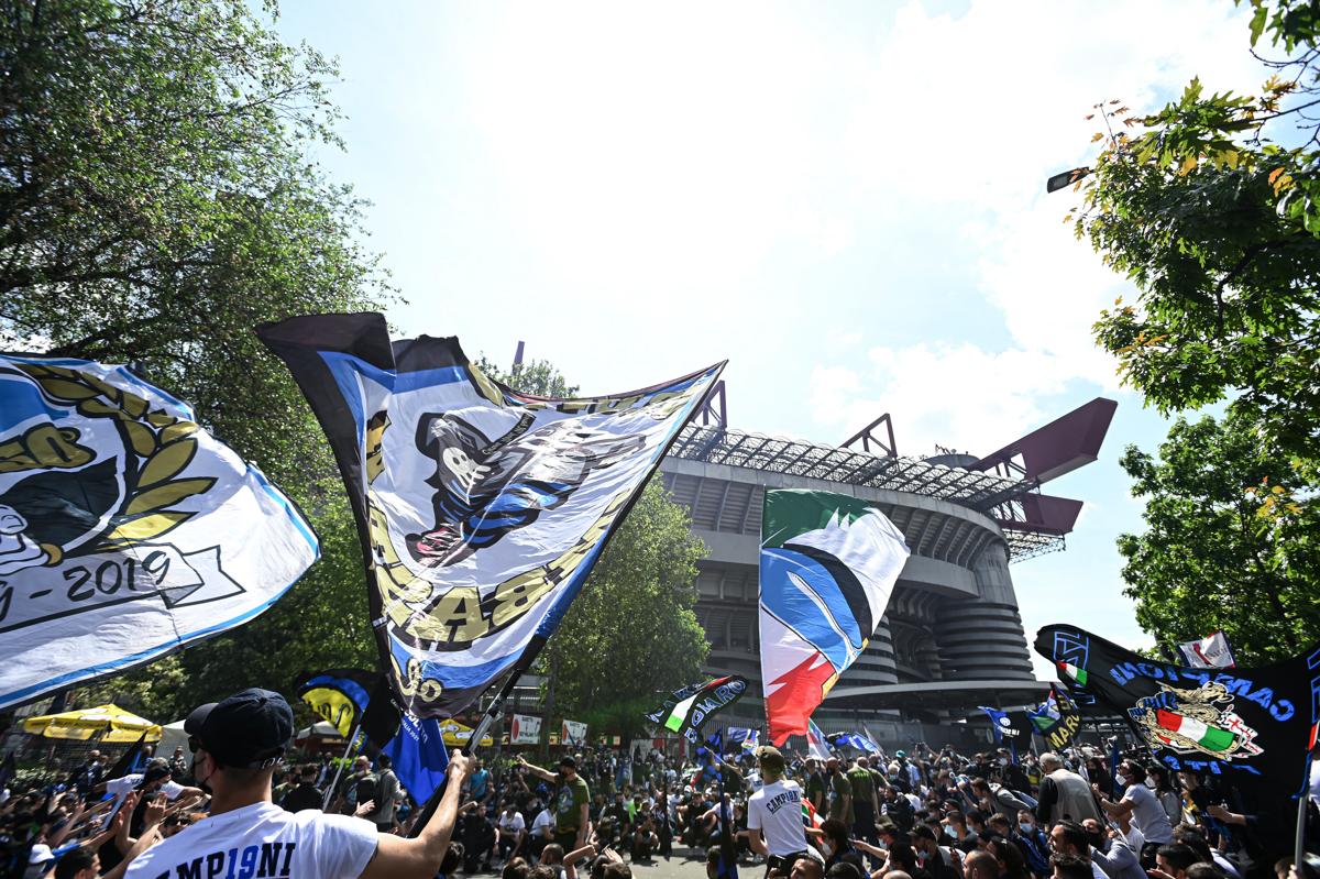 Inter festa scudetto dei tifosi a San Siro (Lapresse) Inter festa scudetto dei tifosi a San Siro (Lapresse)
