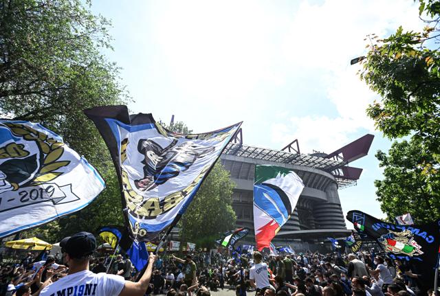 Inter festa scudetto dei tifosi a San Siro (Lapresse) Inter festa scudetto dei tifosi a San Siro (Lapresse)
