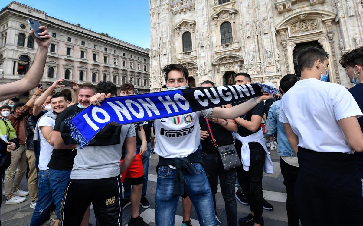 Inter scudetto: tifosi nerazzurri in Piazza Duomo a Milano (Lapresse) Inter scudetto: tifosi nerazzurri in Piazza Duomo a Milano (Lapresse)