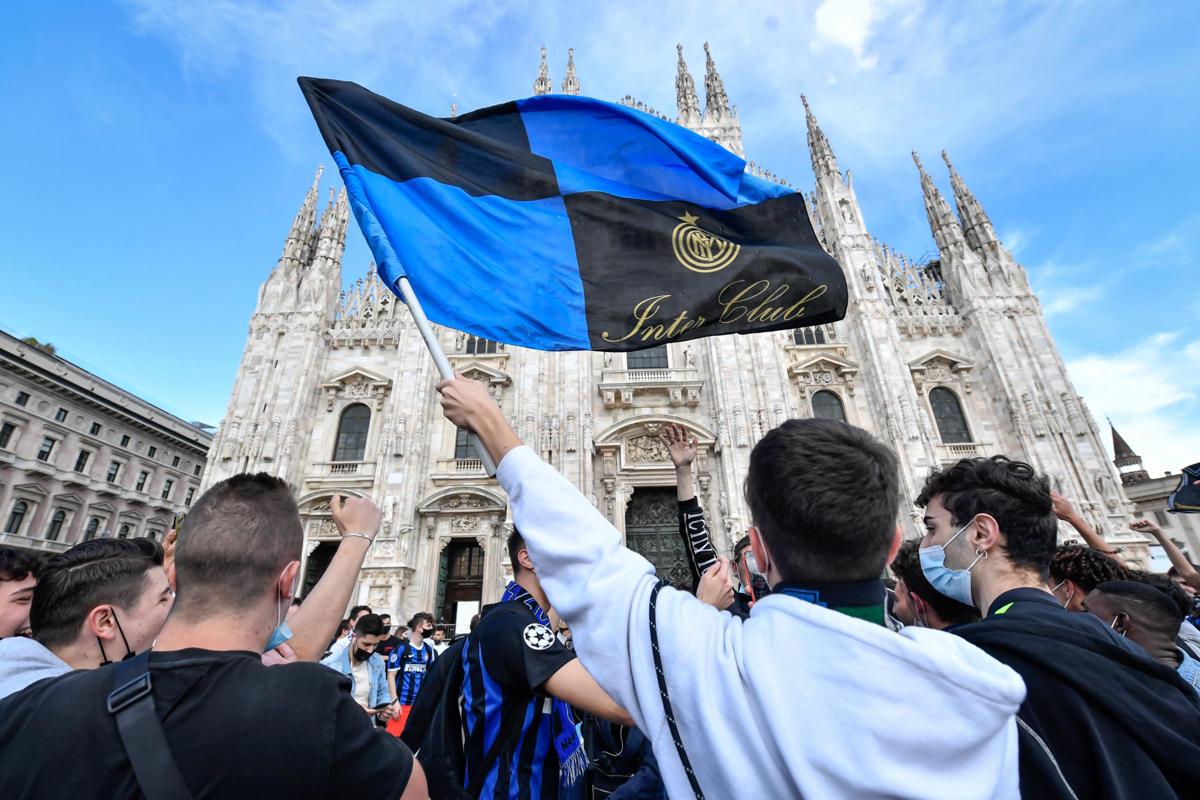 Inter scudetto: tifosi nerazzurri in Piazza Duomo a Milano (Lapresse) Inter scudetto: tifosi nerazzurri in Piazza Duomo a Milano (Lapresse)