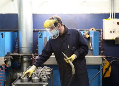 covid mascherina azienda lavoratore lavoratori operai industria lavor
