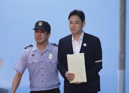 Samsung, l'erede dell'impero condannato a 2,5 anni per corruzione