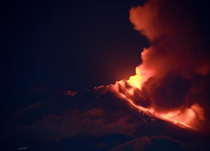 Etna, eruzione spettacolare (video). Chiuso l'aeroporto di Catania