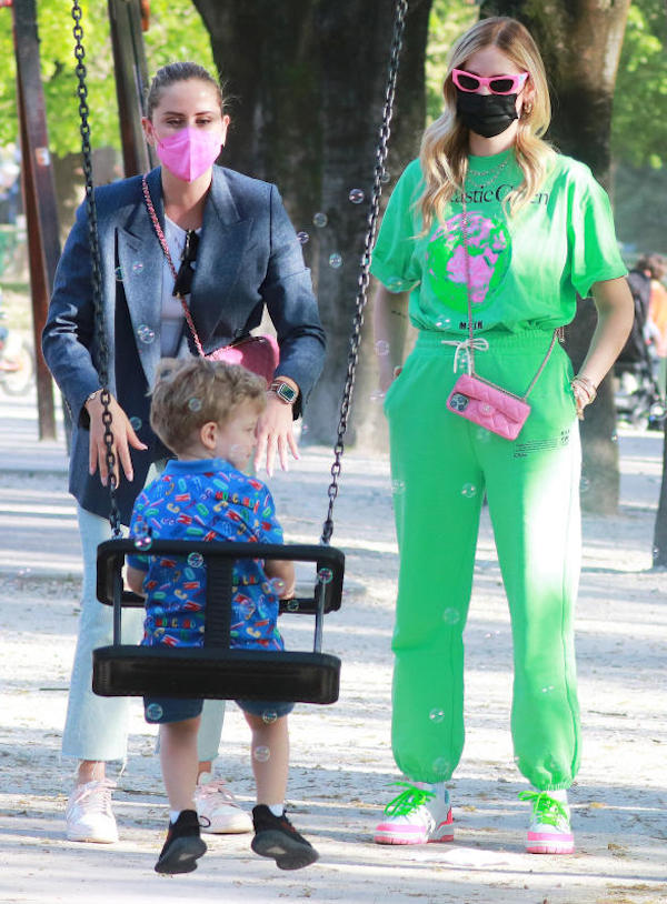 Chiara Ferragni con la sorella e il figlio Leone al Parco Sempione ipa