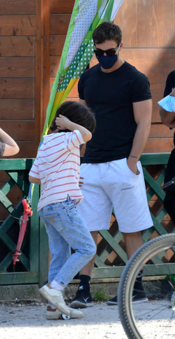 Milano, Antonio Spinalbese compagno di Belen Rodriguez con il papà papà della showglirl Gustavo Rodríguez e il piccolo Santiago al parco. Gli adulti bevono un aperitivo e giocano tra loro non curandosi troppo del piccolo che intanto gioca con un'amichetta didascalia:  IPA